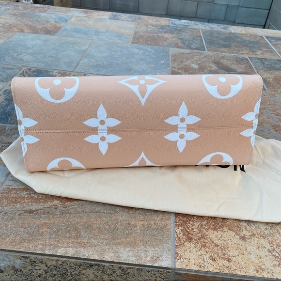 SOLD Louis Vuitton By The Pool Onthego GM Giant Monogram Tote - Picture 10 of 16